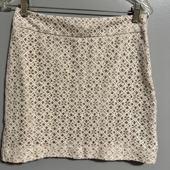 Ann Taylor lace skirt. Size 2 - Picture 1 of 4